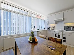 Tottenham Court Road, 2 bed, balcony, lift - Image 3