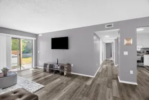 3BR Condo w/ Pool Near HPU & Market + Desk - Image 4