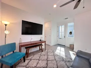 Modern 2BR Shafter Retreat · Wi-Fi & Parking - Image 5