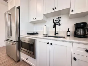 Modern 2BR Shafter Retreat · Wi-Fi & Parking - Image 3