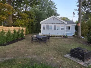Vintage lakefront cottage. - Image 4