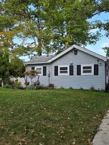Vintage lakefront cottage. - Image 3