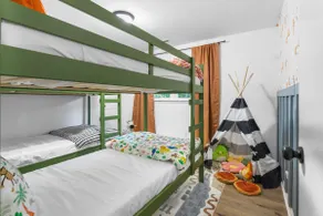 Zoo-Themed Family Home Sleeps 8 with Arcade Game - Image 3