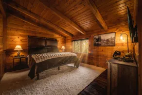 Honeymoon Lodge. Sauna! Hot Tub! 75”TV! King Bed! - Image 4
