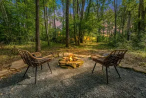Honeymoon Lodge. Sauna! Hot Tub! 75”TV! King Bed! - Image 5
