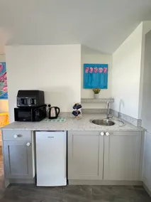 Convenient 1-Bed Apartment, Close to Beach & Shops - Image 5