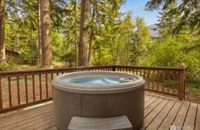 Pond-side cabin with hot tub & brand new sauna - Image 2