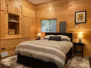 Pond-side cabin with hot tub & brand new sauna - Image 3