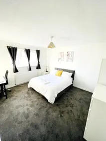4BR RetreatII Modern Home II Long stays available - Image 5