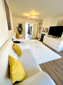 4BR RetreatII Modern Home II Long stays available - Image 3