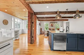 4 Bedroom House with Chef's Kitchen on Main Street - Image 3