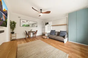 Urban Studio Escape in Vibrant Newtown - Image 2