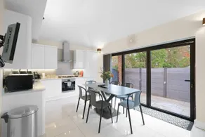 Modern Comfort 2-Bedroom, 2-Bathroom House - Image 4
