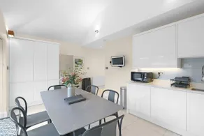 Modern Comfort 2-Bedroom, 2-Bathroom House - Image 5