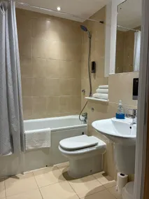 Two Bed Flat with Parking - Image 5