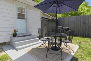 Cozy Book Nook, Fenced Backyard, Pet Friendly - Image 5