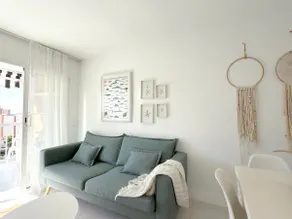 Light, breeze, and very beachy - Image 5