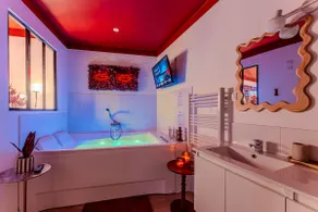 Romantic Getaway & Private Hot Tub, L’Écrin Rouge - Image 2