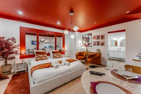 Romantic Getaway & Private Hot Tub, L’Écrin Rouge - Image 4