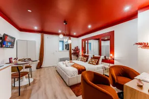 Romantic Getaway & Private Hot Tub, L’Écrin Rouge - Image 5