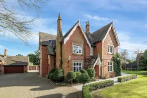 Luxury Detached House in Large Private Grounds, with Outdoor Jacuzzi and Sauna - Image 2