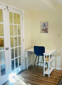 Cozy Retreat in the Heart of the City - Image 2