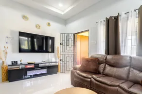 Oak's Elegant Gated Family Escape |3bed|3 bath| - Image 2