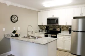 Updated, Fully-Furnished Corporate Suite Apartment - Image 4