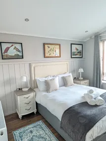Waterfront Lodge Windsor Racecourse Marina - Image 4