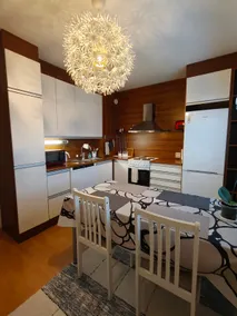 Peaceful and spacious apartment with free parking - Image 5
