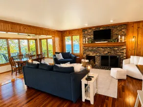 Oar & Anchor Lakehouse on Clear Lake - Image 2