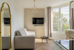 Renovated design apartment at the gates of Paris - Image 3