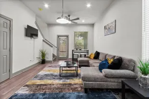 Lovely Modern 3BR Home with Private Yard - Image 2