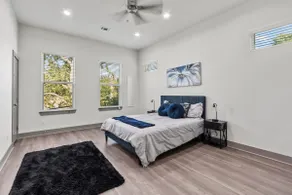 Lovely Modern 3BR Home with Private Yard - Image 3