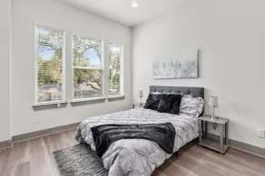 Lovely Modern 3BR Home with Private Yard - Image 4