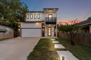 4BR Luxury Near DT • Fenced Yard • Firepit - Image 3