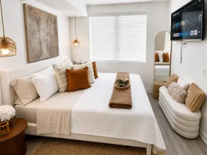 Solè Suite|Restaurants onsite | minutes to 6 Flags - Image 3