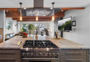Bayview Modern Luxury by the Lake - Image 2