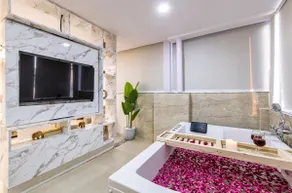 The Luxe Studio Retreat | Private Couple Jacuzzi - Image 2
