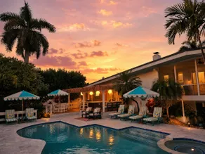 • The Bird • 3 blocks to beach-Heated Pool-Hot Tub - Image 3