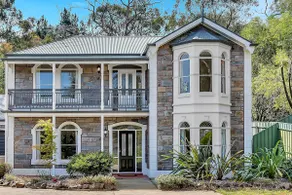 Village House - A Stylish Stay in the Adelaide Hills - Image 2