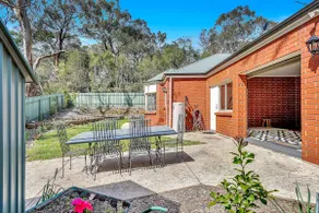 Village House - A Stylish Stay in the Adelaide Hills - Image 5