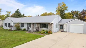 Savvy Jeans Lake House - Image 5