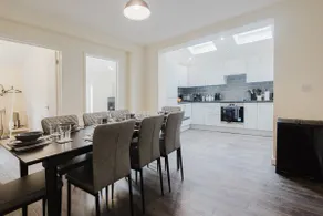 5BR | 3BA | Ideal for Groups, Free Parking, Wi-Fi - Image 5