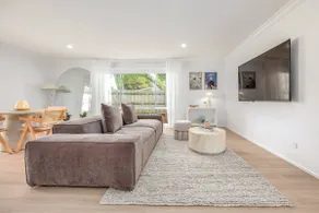 5 min walk to beach, 5 min drive to shops - Image 5