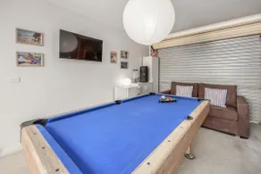 5 min walk to beach, 5 min drive to shops - Image 4