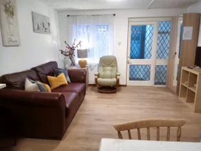 Near Heathrow T5 Slough Windsor sleeps 3-4 - Image 5