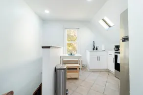 Modern Cozy New Haven East Rock Apartment - Image 4