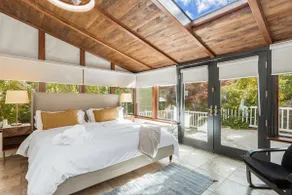 Modern 4BR Home • Walk to subway • Superhost - Image 3