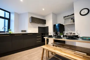 Bright & Airy Apartment Sleeps 10, Lift Access - Image 2